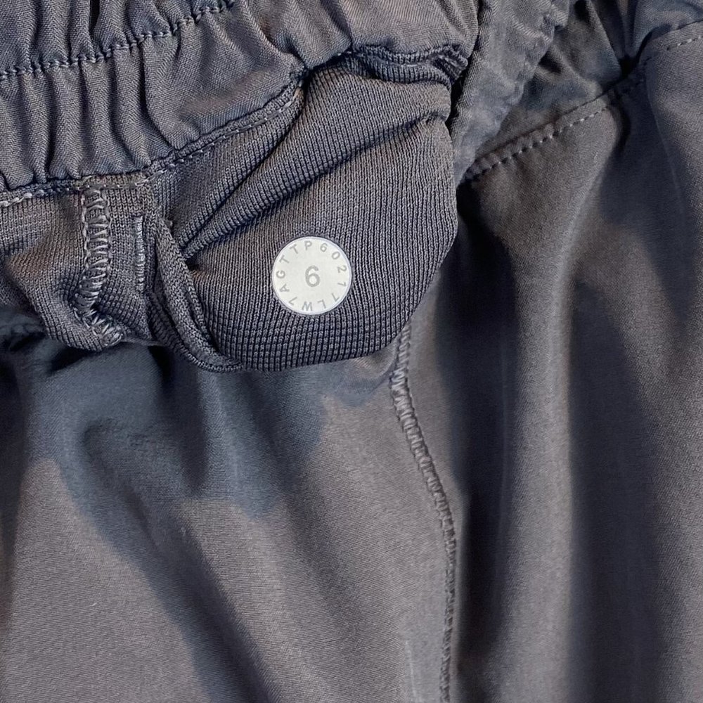 🔴SOLD🔴Lululemon Hotty Hot Short II (Long 4") Dark Carbon - Picture 5 of 5